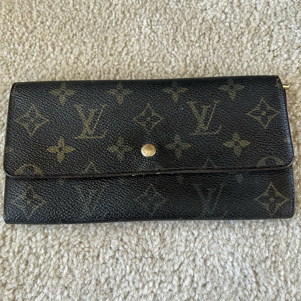 Authentic Louis Vuitton vintage monogram Sarah wallet